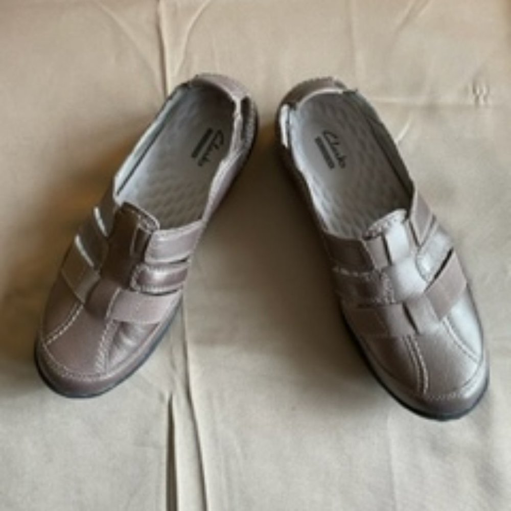 Clarks Gold Stretch Leather Shoes 7.5 Wide Never Worn